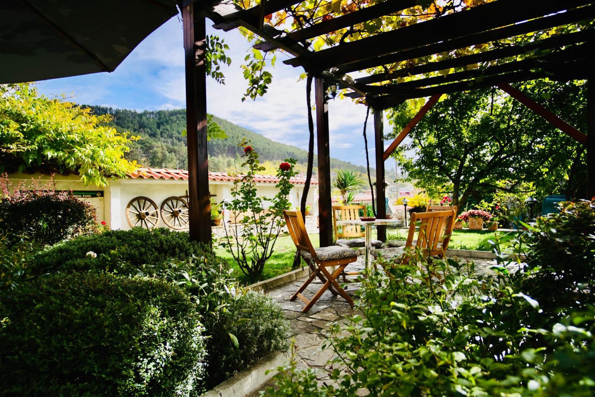 Iliikova House Hotel คาโลเฟอร์ ภายนอก รูปภาพ