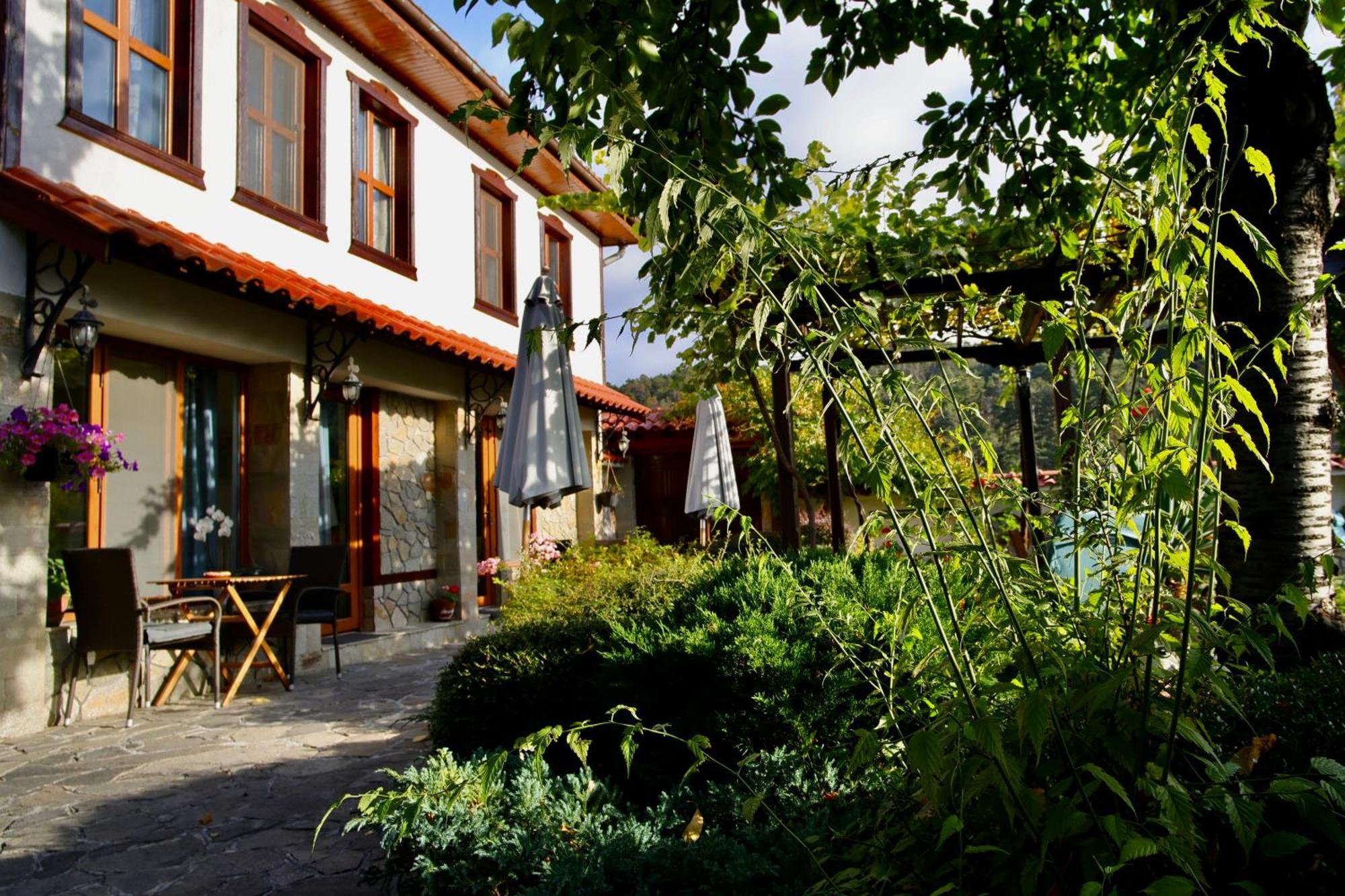 Iliikova House Hotel คาโลเฟอร์ ภายนอก รูปภาพ