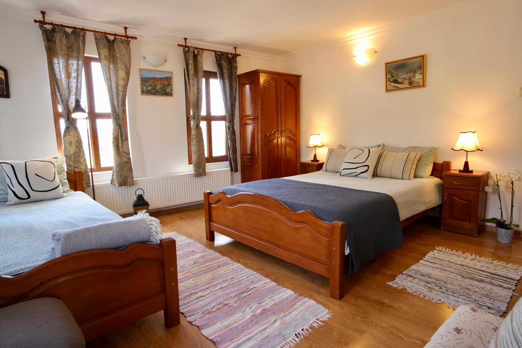 Iliikova House Hotel คาโลเฟอร์ ภายนอก รูปภาพ